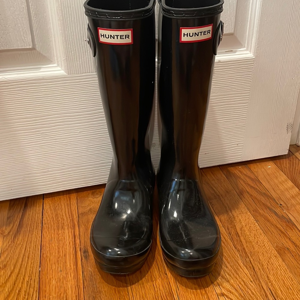 These are hunter all black rain boots and perfect for a 7-9yr old girl!